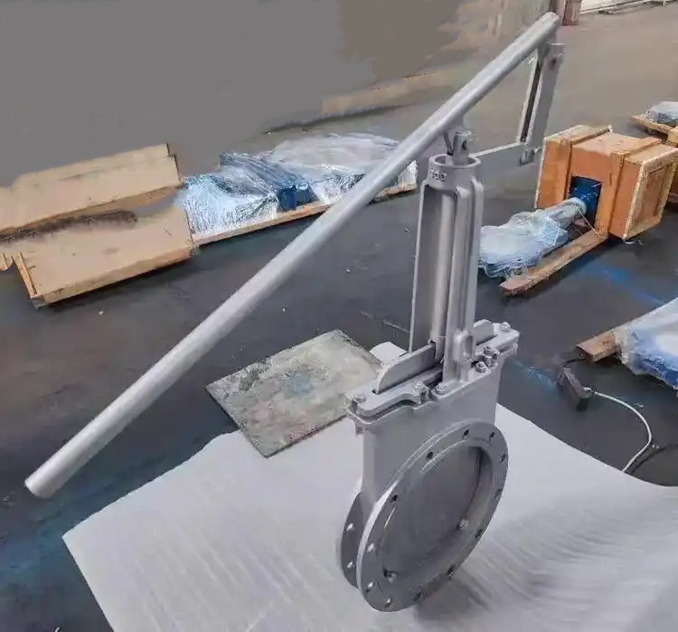 通过杠杆操作实现快速换炉的中频炉开关装置